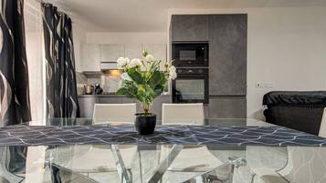 Coffee/tea maker, fridge, microwave, oven