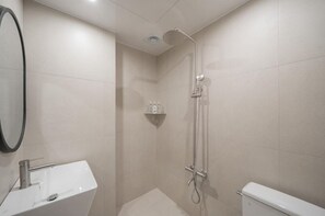 Habitación económica con 2 camas individuales | Baño | Regadera, secadora de cabello, toallas, jabón 