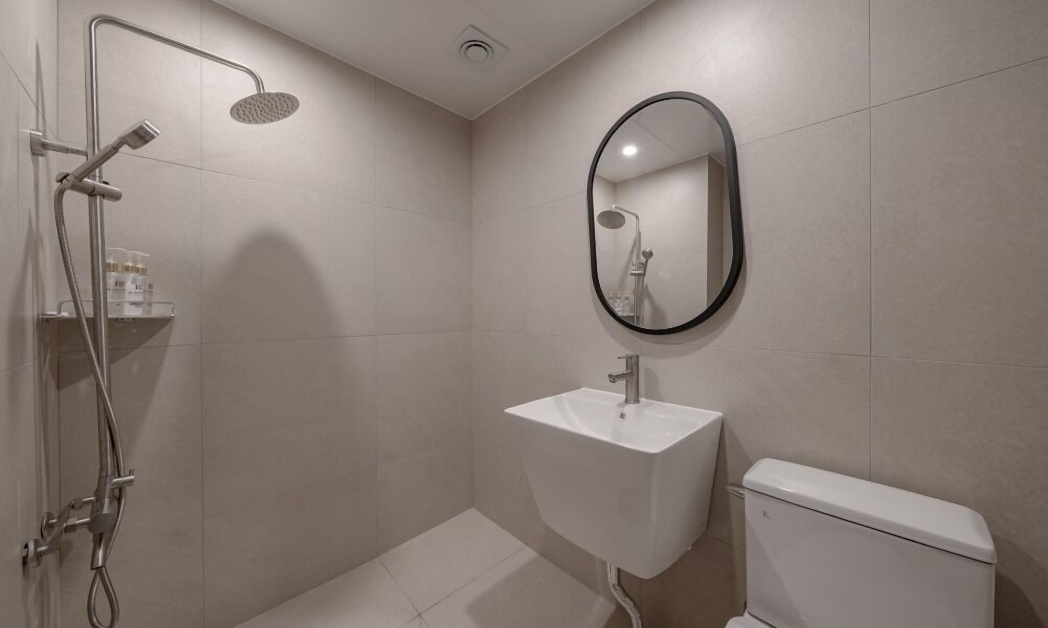 Deluxe Room | Bathroom | Shower, free toiletries, hair dryer, bathrobes