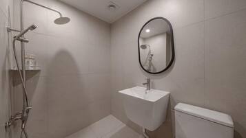 Deluxe Room | Bathroom | Shower, free toiletries, hair dryer, bathrobes