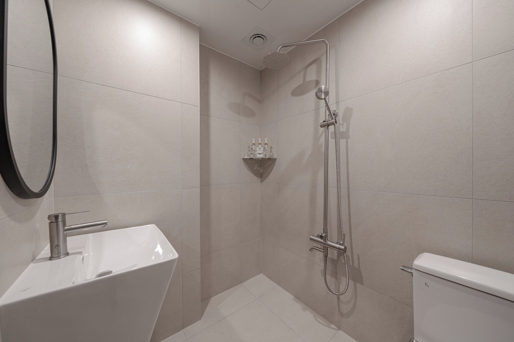 Habitación económica con 2 camas individuales | Baño | Regadera, secadora de cabello, toallas, jabón 