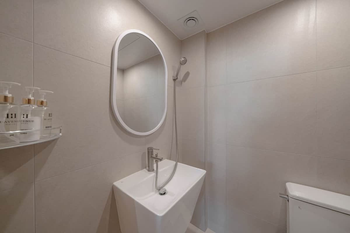 Suite familiar | Baño | Regadera, secadora de cabello, toallas, jabón