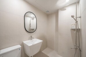 Habitación doble Deluxe | Baño | Regadera, secadora de cabello, toallas, jabón 