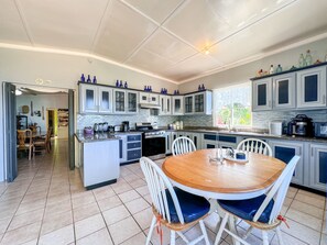 Fridge, microwave, oven, cookware/dishes/utensils - Unvergessliche Villa, eine atemberaubende Flucht direkt am Strand by Interhome (Treasure Beach)