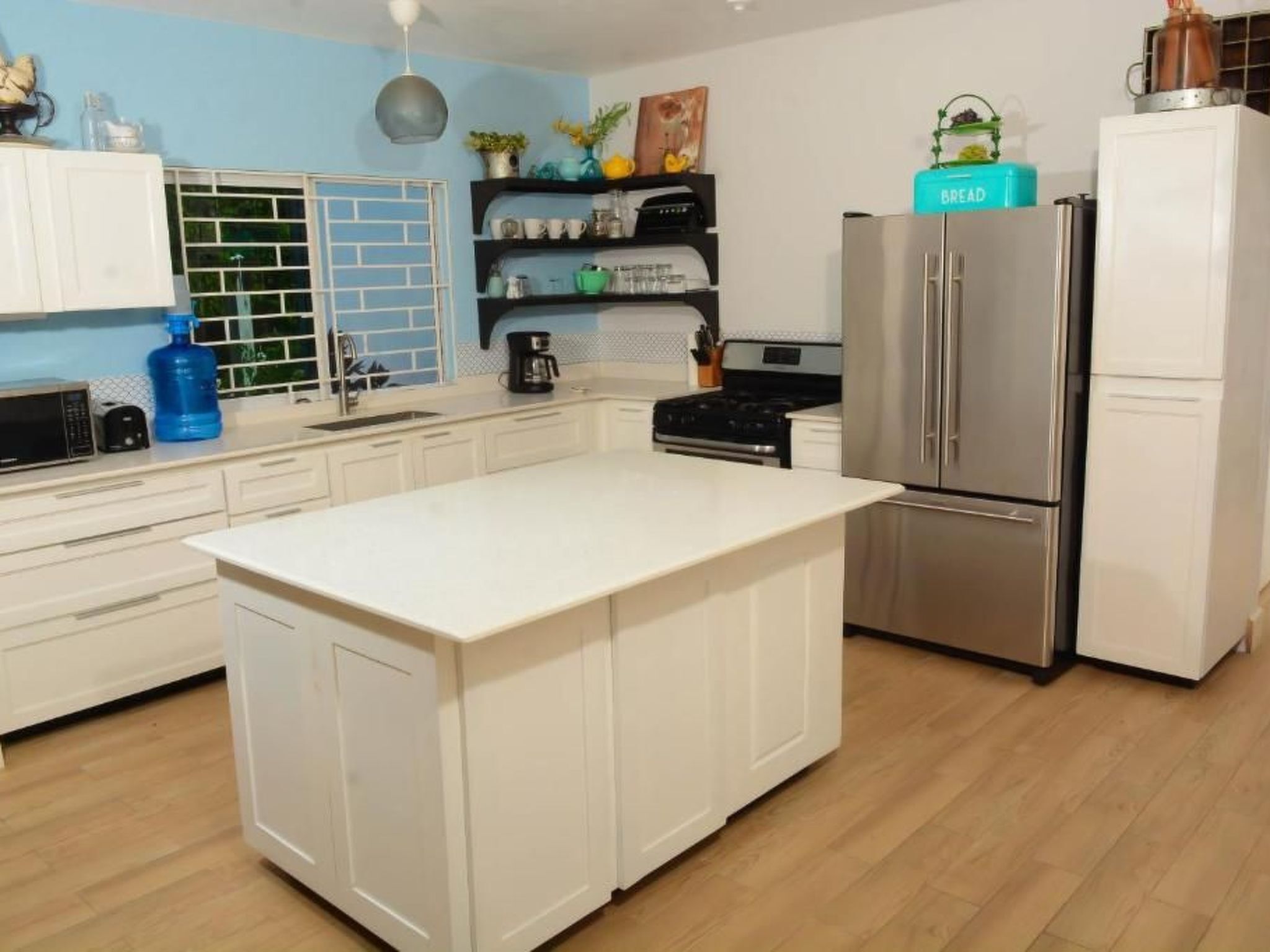 Køleskab, mikrobølgeovn, ovn, køkkentøj/tallerkener/redskaber