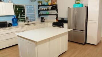 Køleskab, mikrobølgeovn, ovn, køkkentøj/tallerkener/redskaber