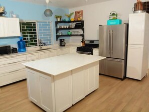 Køleskab, mikrobølgeovn, ovn, køkkentøj/tallerkener/redskaber