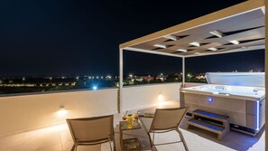 A rooftop terrace with a hot tub, two chairs, and a table with drinks. - Villa Roka by Villas Guide (Vodnjan)