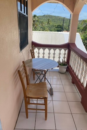 Outdoor dining. Wohnung "Anne's HomeStay" mit Bergblick by Interhome