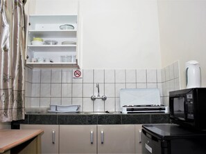 雪櫃、微波爐、廚房用具/餐具/器皿