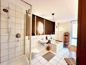 Dusche, Haartrockner, Handtücher, Seife