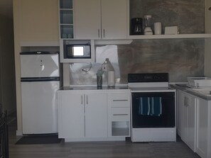 Fridge, microwave, oven, cookware/dishes/utensils - "Island Escape" mit Meerblick by Interhome (Christ Church)