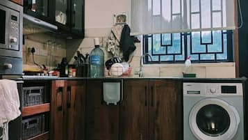 Frigorífico, microondas, horno y utensilios de cocina