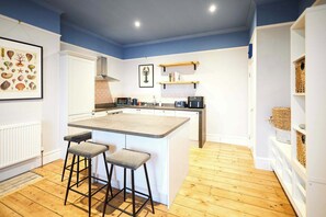Microwave, oven, dishwasher, electric kettle - Host and Stay | Balmoral Terrace (Saltburn-by-the-Sea)