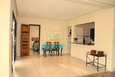 新艾朗寬敞庭院及三間套房酒店  