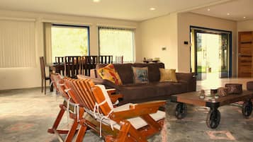 Comfort Chalet | Living area | Flat-screen TV