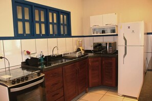 Chalet | Private kitchen - Casa ampla com jardim e 3 suítes em Novo Airão (Novo Airão)