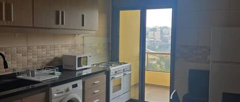 ثلاجة، ميكروويف، فرن، مستلزمات طهي/أطباق/أوعية