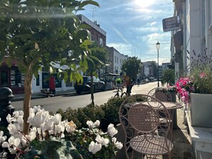 Outdoor dining - SUPERIOR 3 BEDROOM CHELSEA TOWNHOUSE WITH ROOF PATIO (London)