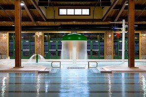 Una piscina cubierta, una piscina climatizada