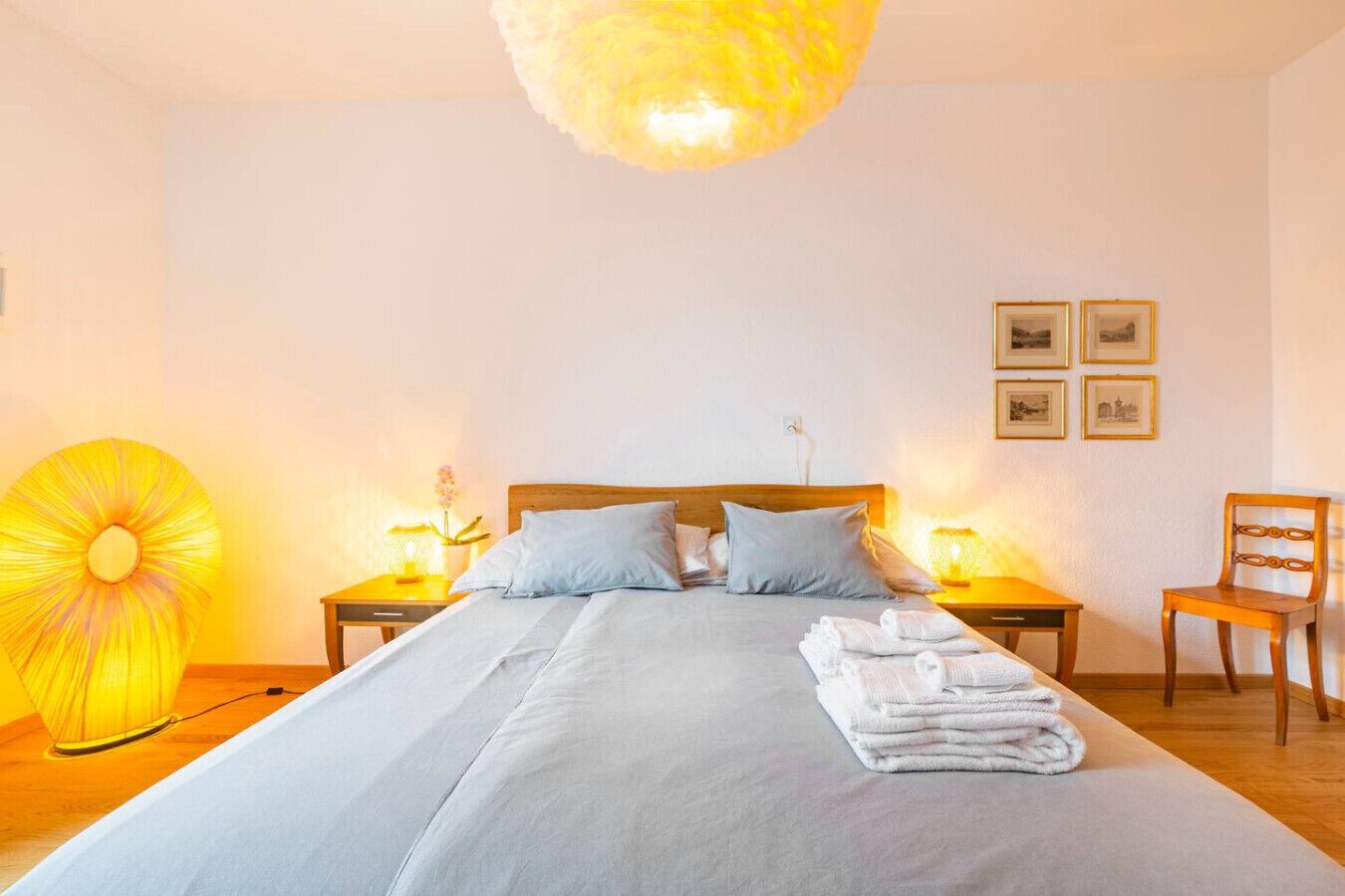 Skrivebord, strykejern/-brett, reiseseng for barn og wi-fi