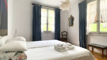 Lit parapluie, Wi-Fi, draps fournis