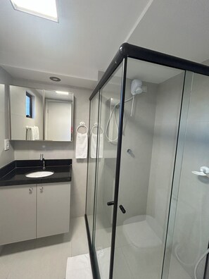 Studio | Bathroom | Towels - Flat Cabo Branco Aurea 50m do mar 411 (João Pessoa)