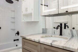 Shower, towels - ☀️ Pet Friendly - Hot Tub - Beach View - Blue Crab Beach Cottage (Indian Pass)