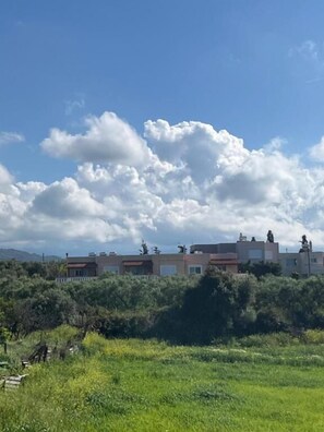 A residential area with modern buildings, a clear sky, and lush greenery. - Angellinas Apartment (Chania)