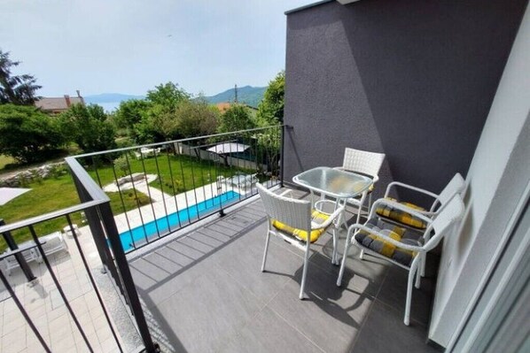 Unclassified image, 1 of 23, button