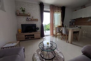 TV, books - Villa Madlen - Sea View Apartment 1 (Opatija)