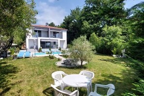 Outdoor dining - Villa Madlen - Sea View Apartment 1 (Opatija)