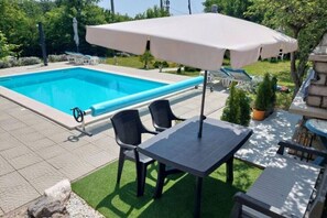 Unclassified image, 2 of 23, button