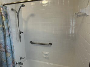 Haartrockner, Handtücher, Seife, Shampoo