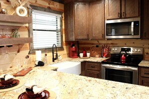 Comfort Cabin, 2 Bedrooms, Non Smoking, Pets allowed | Private kitchen - The Scarlet Pines (Broken Bow)