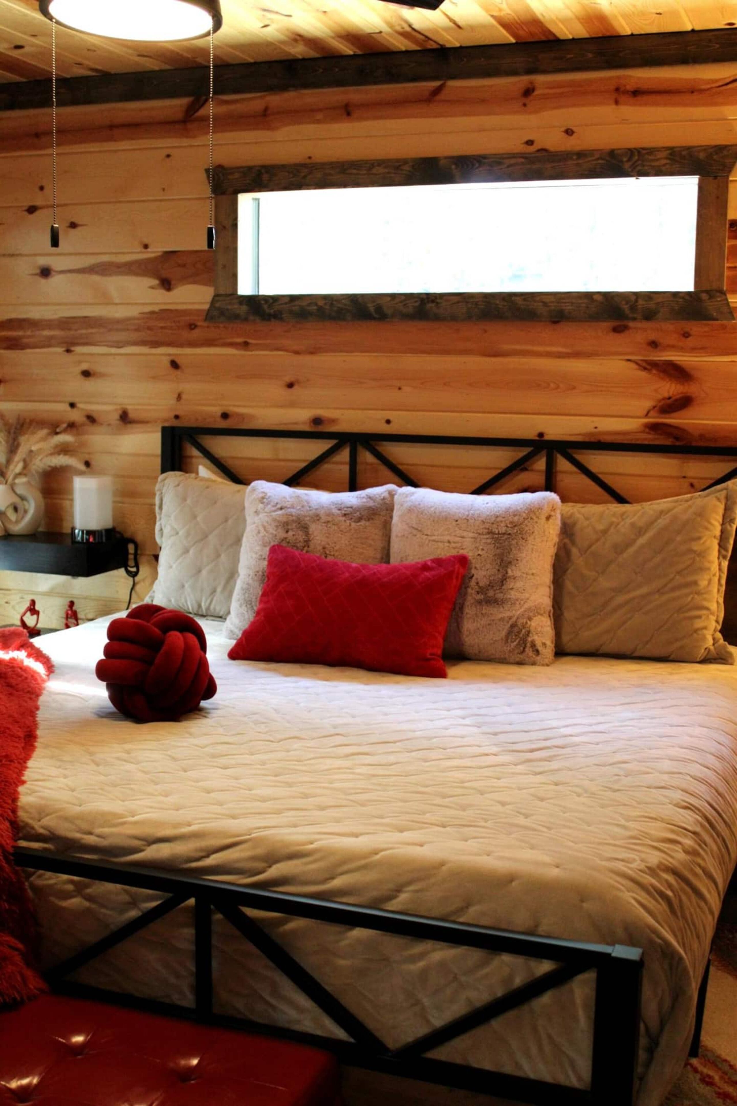 Comfort Cabin, 2 Bedrooms, Non Smoking, Pets Allowed | Individually decorated, individually furnished, iron/ironing board