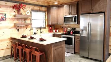 Comfort Cabin, 2 Bedrooms, Non Smoking, Pets allowed | Private kitchen | Fridge, microwave, oven, stovetop