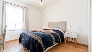 2 Schlafzimmer, BĂŒgeleisen/BĂŒgelbrett, WLAN, BettwĂ€sche