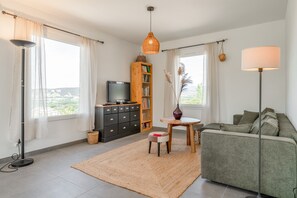 Una televisión, un reproductor de DVD