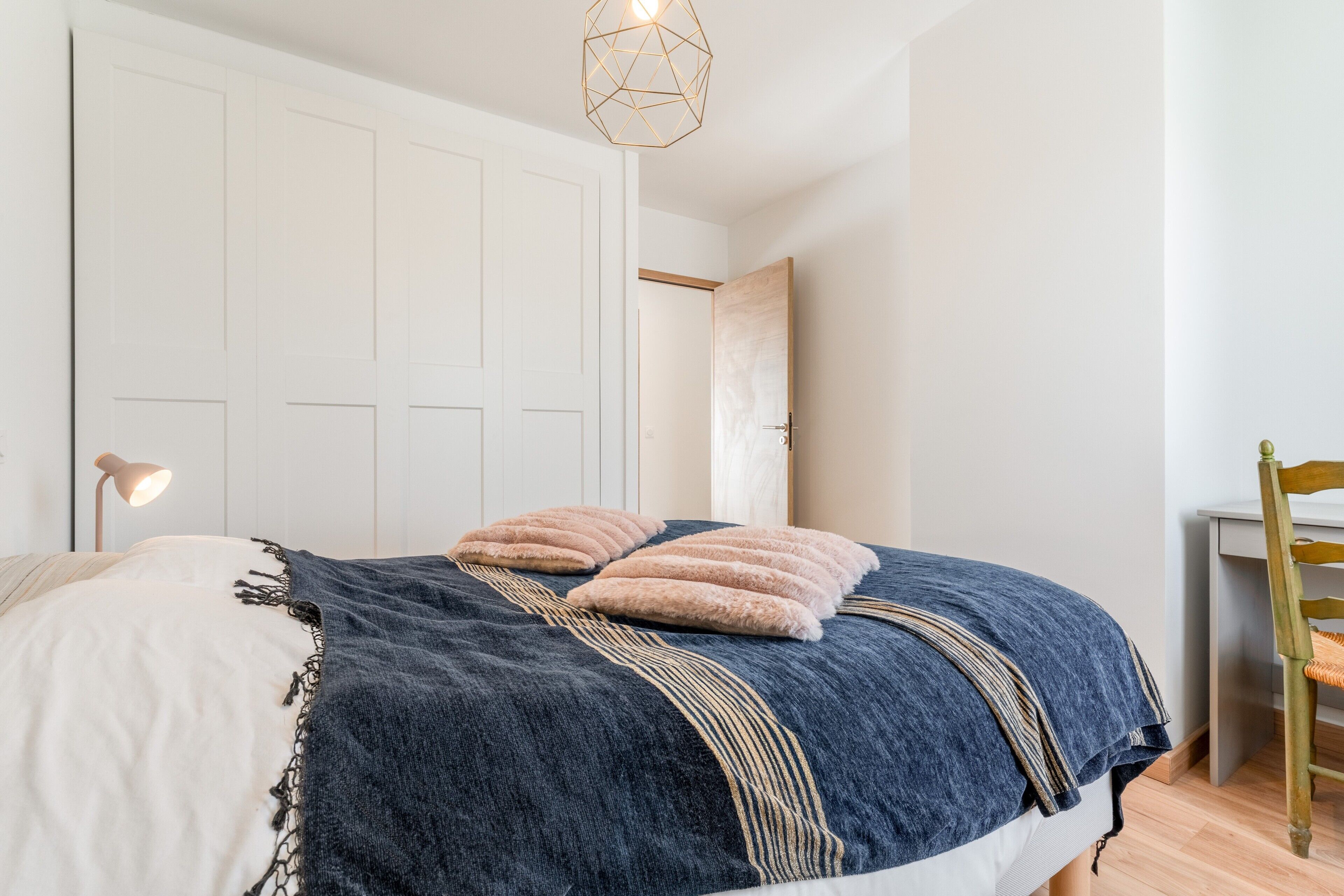 2 slaapkamers, een strijkplank/strijkijzer, wifi, beddengoed