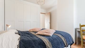 2 slaapkamers, een strijkplank/strijkijzer, wifi, beddengoed