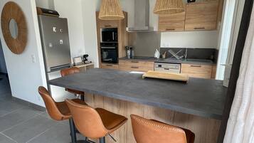 Een koelkast, een microgolfoven, een oven, een kookplaat