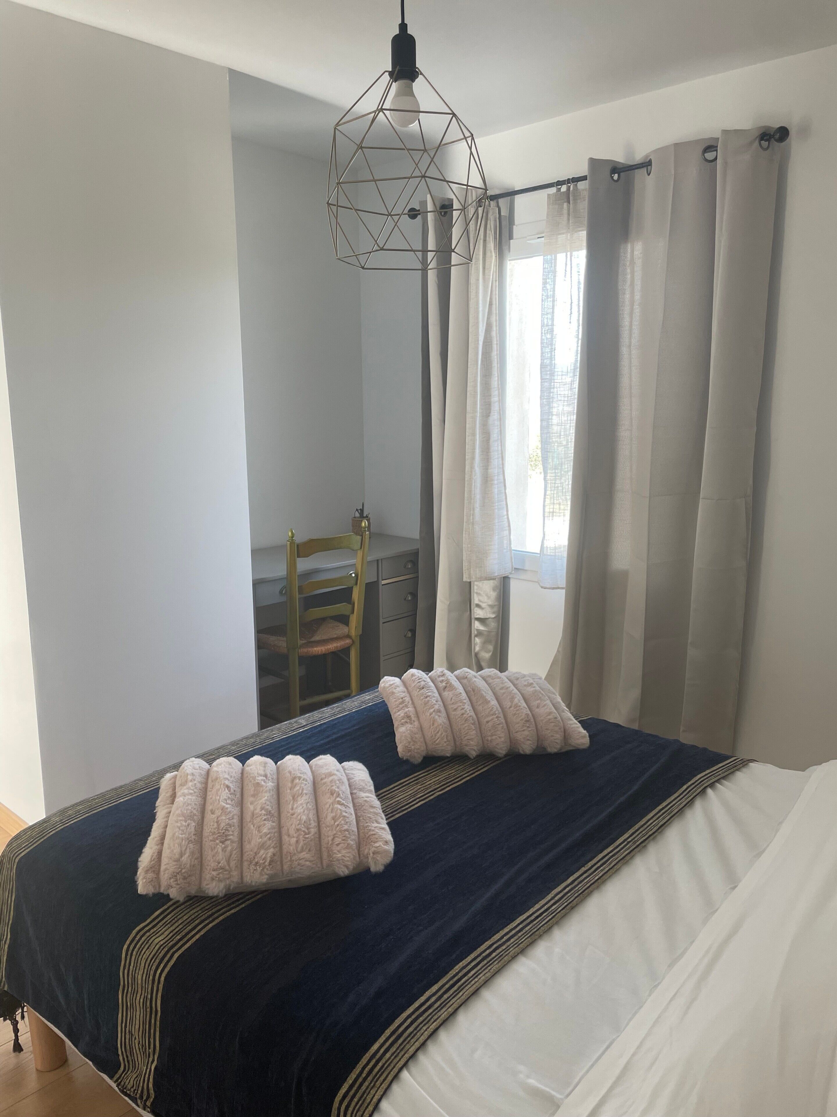 2 chambres, fer et planche à repasser, Wi-Fi, draps fournis