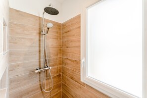 Douche, séchoir à cheveux, serviettes fournies