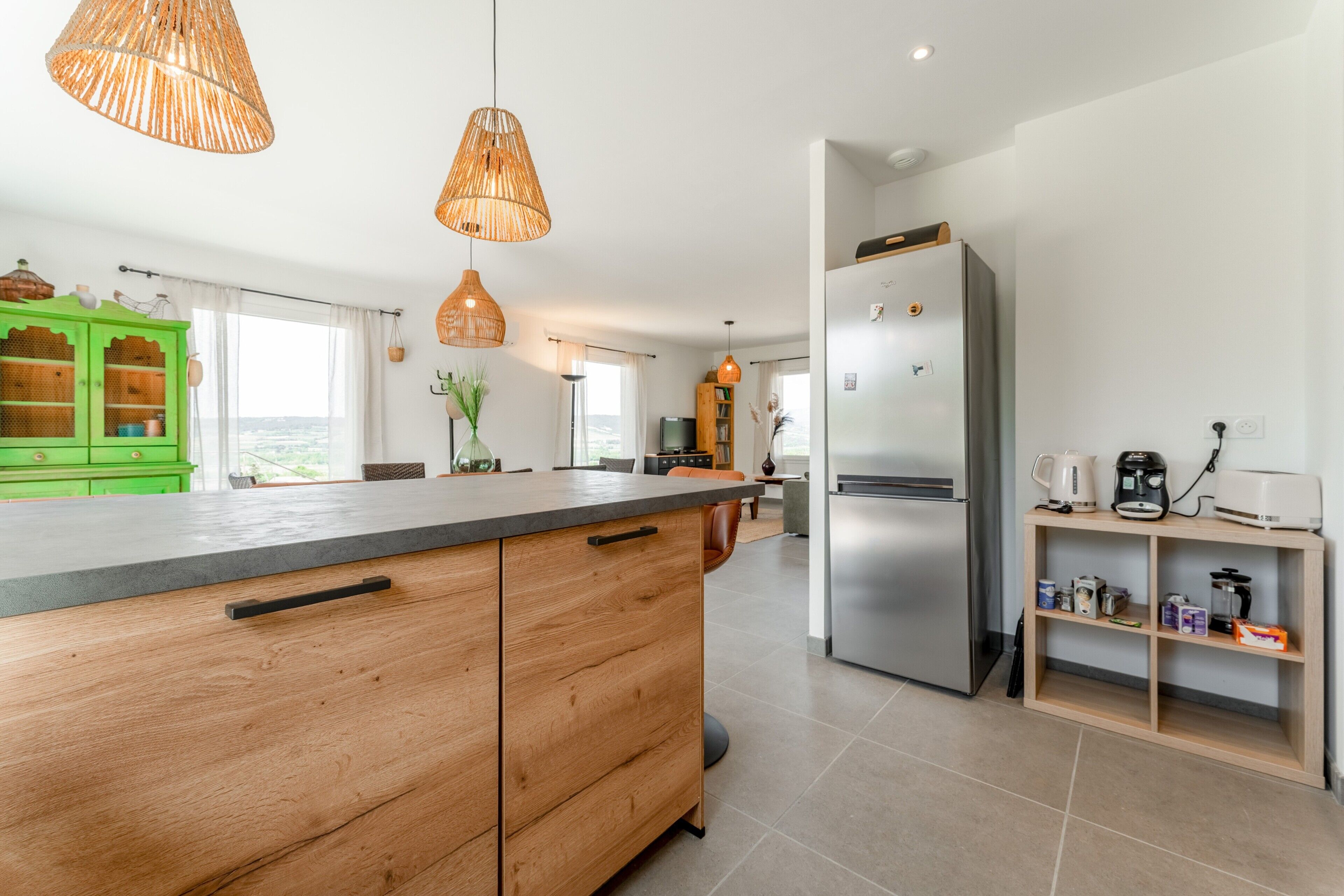 Réfrigérateur, micro-ondes, four, plaque de cuisson