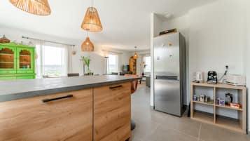 Een koelkast, een microgolfoven, een oven, een kookplaat