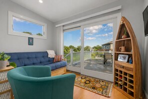 TV - Life on Deck - Spacious Coastal Home & Easy Beach Access (Gloucester)
