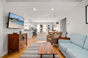TV - Life on Deck - Spacious Coastal Home & Easy Beach Access (Gloucester)