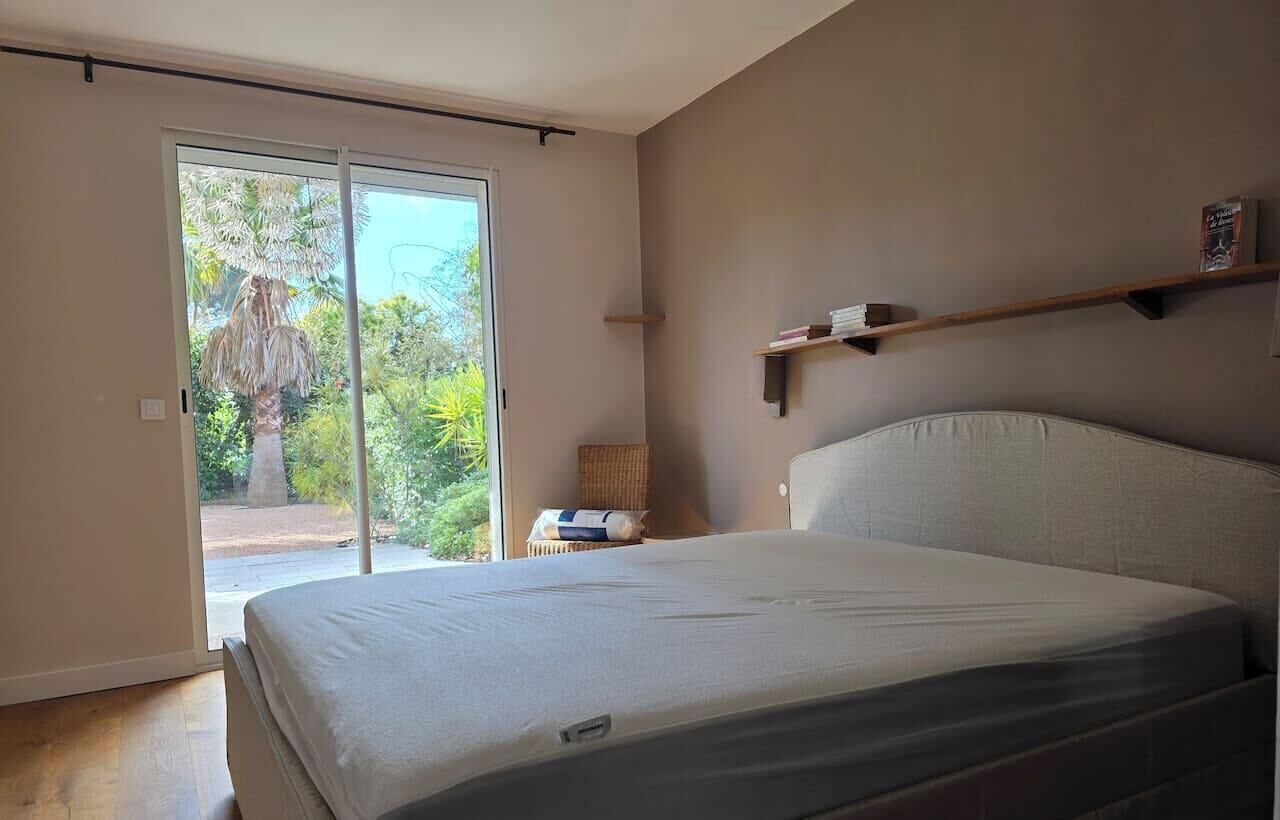 Desk, iron/ironing board, WiFi, bed sheets