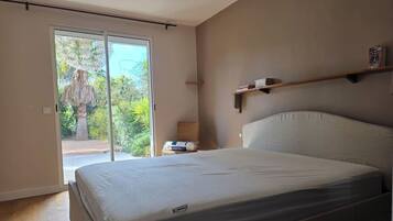 Desk, iron/ironing board, WiFi, bed sheets